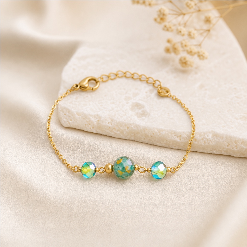 Gouden armband met groene glinsterkralen