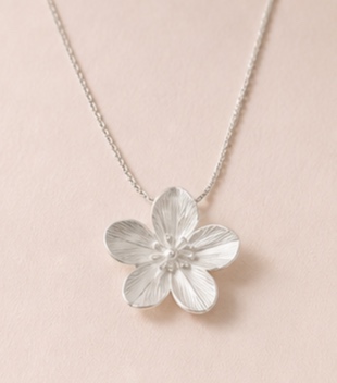 Ketting met witte bloem