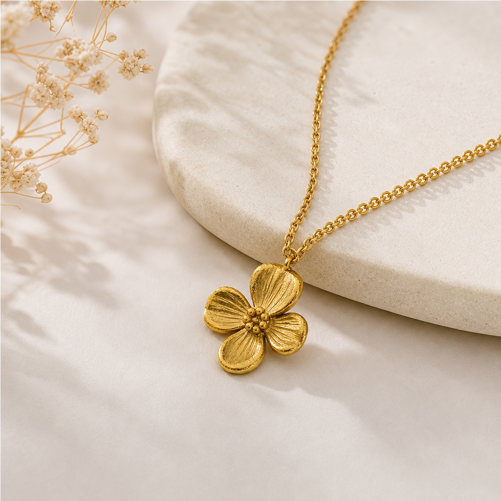 Gouden ketting met bloemhanger